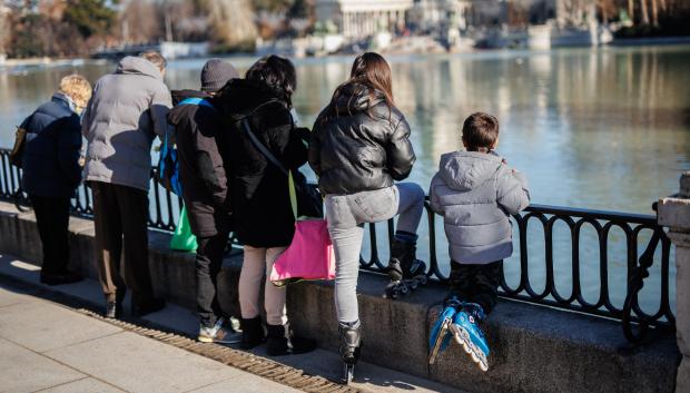 (Foto de ARCHIVO)
Niños juegan con sus regalos de Navidad al aire libre, en el Parque del Retiro, a 25 de diciembre de 2023, en Madrid (España). Un estudio de Entertainment Software Association (ESA) afirma que el 72% de los niños estadounidenses prefieren regalos relacionados con los videojuegos estas navidades pero solo el 22% quieren juegos físicos, una tendencia que sigue también los niños españoles. El anuario de 2022 de la Asociación Española de Videojuegos indicó que la facturación física cayó un 6% mientras que la online creció casi un 30% entre 2021 y 2022.

Alejandro Martínez Vélez / Europa Press
25 DICIEMBRE 2023;REGALOS;NAVIDAD;OCIO;JUGUETES;
25/12/2023