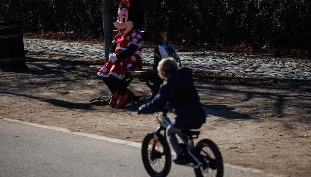 (Foto de ARCHIVO)
Niños juegan con sus regalos de Navidad al aire libre, en el Parque del Retiro, a 25 de diciembre de 2023, en Madrid (España). Un estudio de Entertainment Software Association (ESA) afirma que el 72% de los niños estadounidenses prefieren regalos relacionados con los videojuegos estas navidades pero solo el 22% quieren juegos físicos, una tendencia que sigue también los niños españoles. El anuario de 2022 de la Asociación Española de Videojuegos indicó que la facturación física cayó un 6% mientras que la online creció casi un 30% entre 2021 y 2022.

Alejandro Martínez Vélez / Europa Press
25 DICIEMBRE 2023;REGALOS;NAVIDAD;OCIO;JUGUETES;
25/12/2023