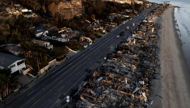 Una fotografía tomada por un dron muestra una vista aérea de un barrio destruido por el incendio forestal Palisades en Malibú