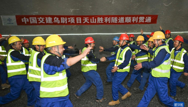 Imagen del encuentro de los obreros a los dos lados del túnel