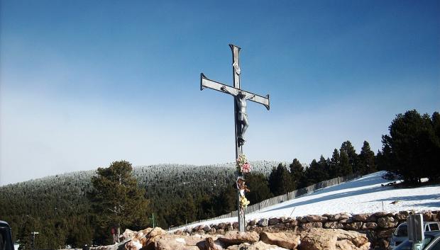 Un crucifijo instalado en los Rasos de Peguera