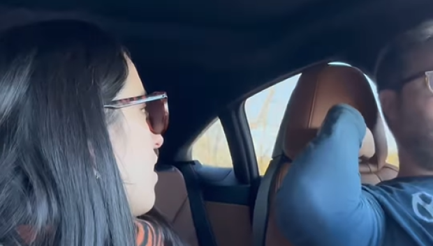 La joven mira con curiosidad que el coche aún tiene los plásticos de protección