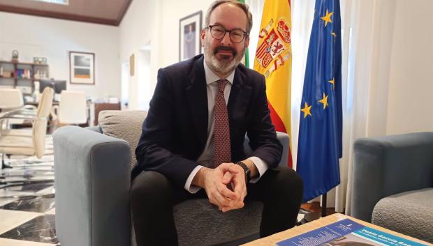 El delegado del Gobierno andaluz en Córdoba, Adolfo Molina, en su despacho