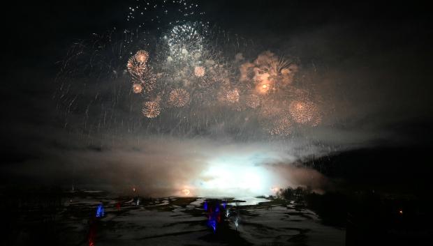 Se lanzan fuegos artificiales sobre el Trump National Golf Club de Washington DC durante una recepción en honor al presidente electo de Estados Unidos, Donald Trump, en Sterling, Virginia