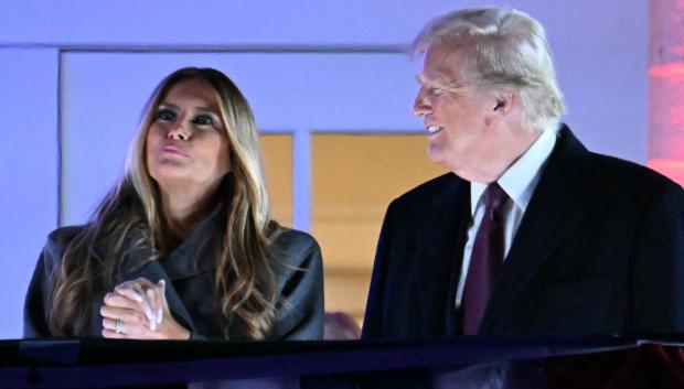 El presidente electo de EE.UU. Donald Trump y su esposa Melania Trump observan fuegos artificiales durante una recepción en su honor en el Trump National Golf Club Washington DC en Sterling, Virginia