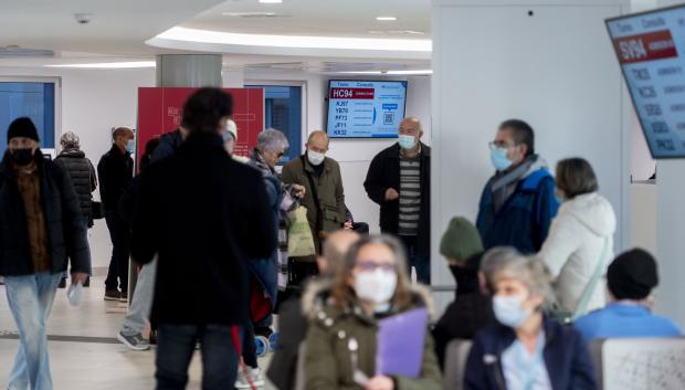 (Foto de ARCHIVO)
Varias personas con mascarilla en una sala del Hospital General Universitario Gregorio Marañón con mascarilla, a 11 de enero de 2024, en Madrid (España). El ministerio de Sanidad ha implantado desde ayer, 10 de enero, el uso obligatorio de mascarillas en hospitales y centros sanitarios, una vez que se comunique a las comunidades autónomas. El uso obligatorio de la mascarilla es una orden notificada que no tiene que publicarse en el Boletín Oficial del Estado (BOE). Sanidad ha tomado esta decisión después de no haber llegado a un acuerdo con las comunidades autónomas en la reunión del Consejo Interterritorial del Sistema Nacional de Salud (CISNS), que tuvo lugar este pasado lunes, 8 de enero. La mascarilla no es obligatoria en centros sociosanitarios y farmacias.

Alberto Ortega / Europa Press
11 ENERO 2024;HOSPITALES;MASCARILLAS;CENTROS DE SALUD;SANIDAD
11/1/2024