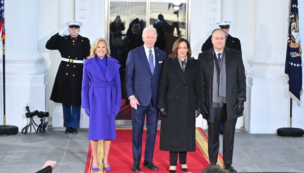 De izquierda a derecha: Jill Biden, Joe Biden, Kamala Harris y Douglas Emhoff