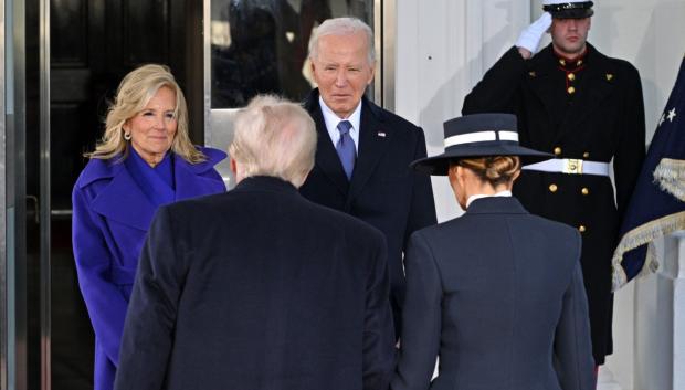 El presidente estadounidense Joe Biden y la primera dama Jill Biden saludan al presidente electo Donald Trump y Melania Trump cuando llegan a la Casa Blanca