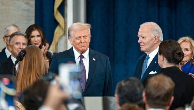 El presidente de EE.UU., Donald Trump, junto a su predecesor Joe Biden