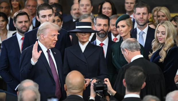 Donald Trump jura como el 47º presidente de Estados Unidos en la Rotonda del Capitolio de Estados Unidos en Washington, DC,