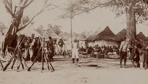 Imagen ilustrativa de la misión de Voulet-Chanoine conservada en los Archivos Nacionales de Ultramar con el siguiente pie de foto: "Parada en un pueblo"