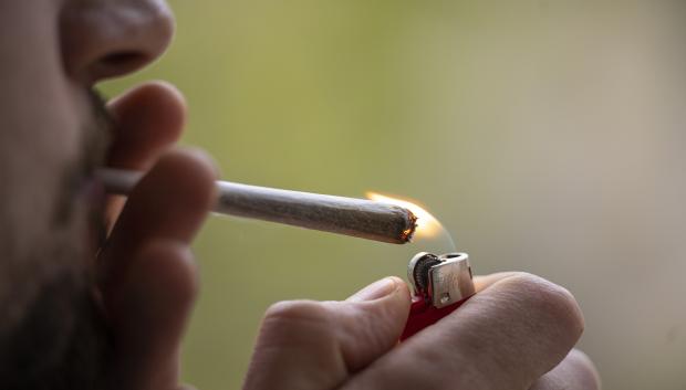 (Foto de ARCHIVO)
FILED - 15 April 2023, Berlin: A man lights up a joint. The UN Drug Control Board (INCB) has notified the German government that its planned legalization of cannabis is not compatible with existing international regulations. Photo: Hannes P Albert/dpa

15/4/2023 ONLY FOR USE IN SPAIN