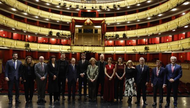 La Reina Sofía junto con el alcalde de Madrid, José Luis Martínez-Almeida, el ministro de Cultura, Ernest Urtasun, y los organizadores del concierto