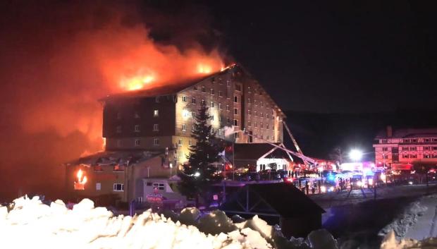 Incendio en un hotel de 11 pisos en la estación de esquí Kartalkaya de Bolu