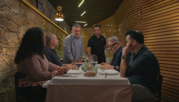 Los concursantes junto a Chicote en el restaurante de Pablo Gallego