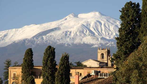 Vista del volcán Etna desde la ciudad siciliana de Taormina