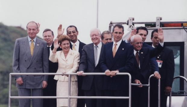 Presidenta panameña Mireya Moscoso durante la ceremonia de entrega del canal en 1999