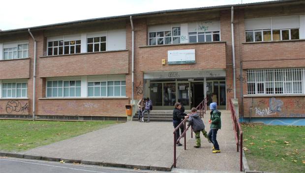 Entrada del CEIP Antonio López de Guereñu