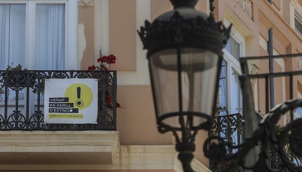 Cartel de protesta por los pisos turísticos en la ciudad de Valencia