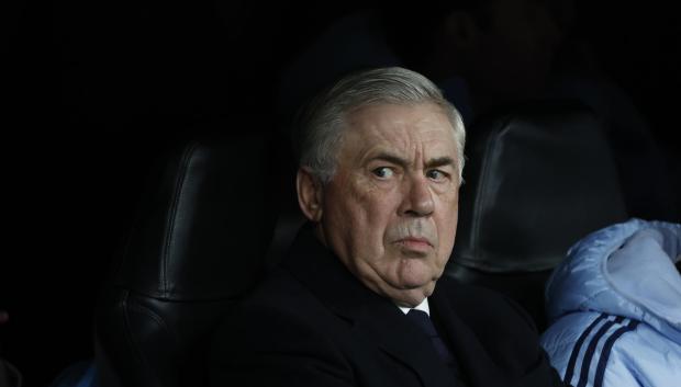 Carlo Ancelotti, en el banquillo del Bernabéu durante el partido ante el Salzburgo