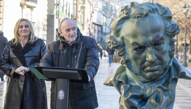 La alcaldesa de Granada, Marifrán Carazo, y Fernando Méndez-Leitecon una de las estatuillas expuestas