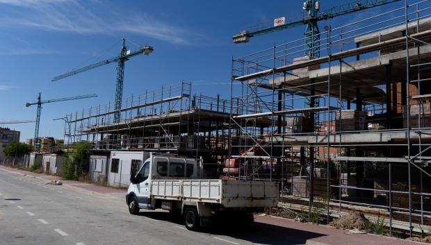 (Foto de ARCHIVO)
Un camión delante de las obras de vivienda nueva, a 6 de septiembre de 2024, en Madrid (España). Los precios de la vivienda en España siguen sin echar el freno y los analistas vaticinan que el cambio de política monetaria del Banco Central Europeo los impulsará aún más en los próximos meses. De acuerdo con los últimos datos del Instituto Nacional de Estadística (INE), los importes crecieron un 7,8% en el segundo trimestre de este año con respecto al mismo periodo de 2023, lo que supone el mayor incremento en los últimos dos años. El encarecimiento de la vivienda nueva se disparó un 11,2% entre abril y junio, lo que supone la mayor subida desde el tercer trimestre de 2007, cuando el estallido de la burbuja inmobiliaria sacudió los mercados globales.

Eduardo Parra / Europa Press
06 SEPTIEMBRE 2024;OBRA NUEVA;CONSTRUCCIÓN;CASAS;PISOS;OBRAS;GRÚA;ANDAMIOS;
06/9/2024