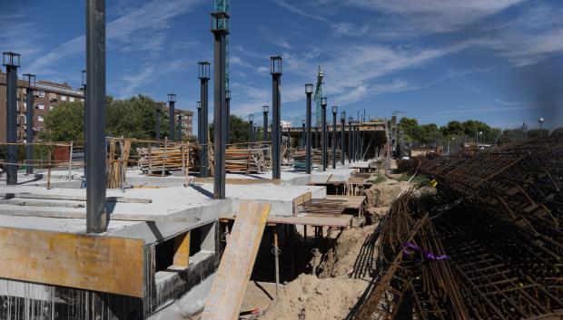 Vista general de las obras de vivienda nueva, a 6 de septiembre de 2024, en Madrid (España). Los precios de la vivienda en España siguen sin echar el freno y los analistas vaticinan que el cambio de política monetaria del Banco Central Europeo los impulsará aún más en los próximos meses. De acuerdo con los últimos datos del Instituto Nacional de Estadística (INE), los importes crecieron un 7,8% en el segundo trimestre de este año con respecto al mismo periodo de 2023, lo que supone el mayor incremento en los últimos dos años. El encarecimiento de la vivienda nueva se disparó un 11,2% entre abril y junio, lo que supone la mayor subida desde el tercer trimestre de 2007, cuando el estallido de la burbuja inmobiliaria sacudió los mercados globales.

Eduardo Parra / Europa Press
06 SEPTIEMBRE 2024;OBRA NUEVA;CONSTRUCCIÓN;CASAS;PISOS;OBRAS;GRÚA;ANDAMIOS;
06/9/2024