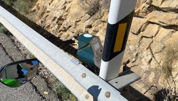 Un radar escondido detrás de un quitamiedos de la carretera