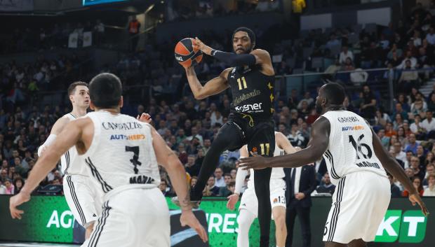 El escolta estadounidense del Baskonia Trent Forrest controla el balón durante el partido de la jornada 23 de la EuroLiga