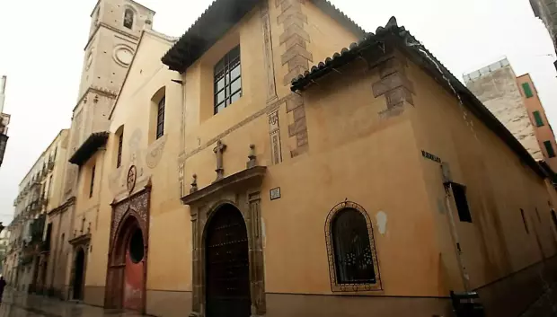 La torre de ladrillo es otro de los vestigios del estilo mudéjar del templo