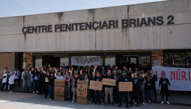 Funcionarios protestan con carteles durante una concentración frente al Centro Penitenciario Brians 2, el pasado marzo