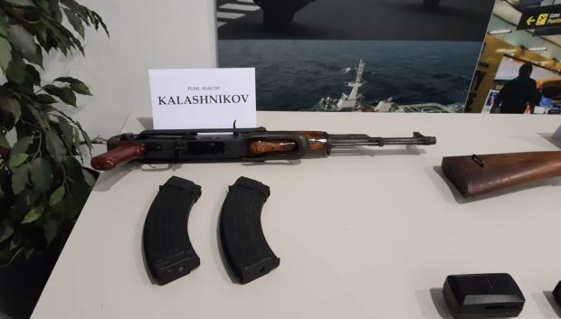 Imagen de un Kaláshnikov intervenido