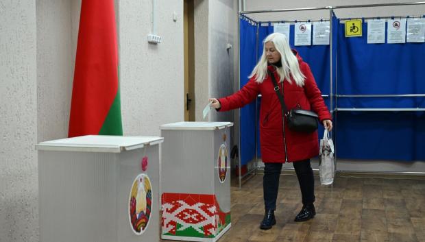 Una mujer deposita su voto durante las elecciones presidenciales de Bielorrusia