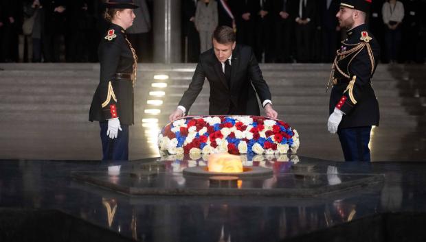 El presidente de Francia, Emmanuel Macron, deposita unas flores en el Shoah Memorial al cumplirse 80 años de la liberación de Auschwitz