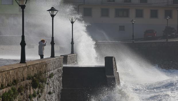 La influencia de la profunda borrasca Herminia mantiene a toda España, salvo Navarra y las Canarias, en aviso por fuerte temporal de lluvia, viento, nieve y mala mar, con especial incidencia en Galicia, donde hay aviso rojo (riesgo extremo) por olas que alcanzarán los 12 metros, informa la Aemet en su web. EFE/Lavandeira jr
