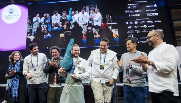 El cocinero del Restaurante Simpar, Axel Smith (4i), gana el XI Campeonato a la Mejor Croqueta de Jamón Ibérico en la XXIII edición de ‘Madrid Fusión Alimentos de España’, en IFEMA, a 27 de enero de 2025, en Madrid (España). ‘Madrid Fusión Alimentos de España’ acoge la undécima edición del Campeonato a la Mejor Croqueta de Jamón, uno de los concursos más esperados y emblemáticos de la gastronomía española. Con más de 80 recetas presentadas por chefs de todo el país, esta edición del campeonato ha batido un récord de participación. El jurado ha elegido a los siete finalistas que competirán por el título de Mejor Croqueta de Jamón elaborada con jamón 100% ibérico de Sánchez Romero Carvajal.de España’

Alberto Ortega / Europa Press
27 ENERO 2025;MADRID FUSIÓN;COMIDAD;GASTRONOMÍA;CROQUETAS;
27/1/2025