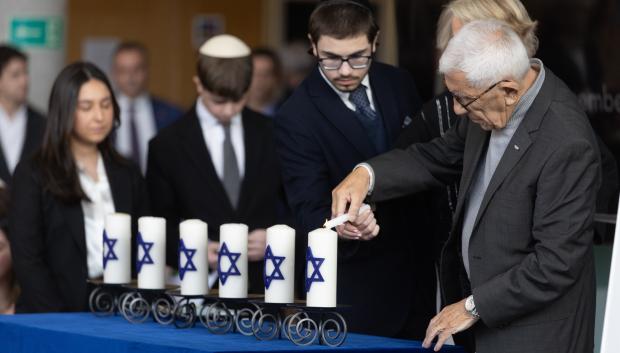 El superviviente del Holocausto, Abraham Albert Barbouth, y alumnos del Centro de Estudios Ibn Gabirol, encienden velas durante el Acto de Recuerdo del Holocausto que acoge la Asamblea de Madrid, a 28 de enero de 2025, en Madrid (España). El acto se celebra con motivo del Día Oficial de la Memoria del Holocausto y Prevención de los Crímenes contra la Humanidad, organizado por la Comunidad Judía de Madrid.

Eduardo Parra / Europa Press
28/1/2025