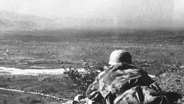 Vista del valle de Cassino y un paracaidista alemán en Monte Cassino en febrero de 1944