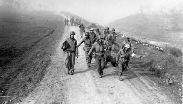 Heridos durante el intento de cruzar el río Rapido cerca de Montecasino, Italia. 23 de enero de 1944