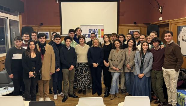 Los jóvenes que han asistido al acto de S'ha Acabat, junto a las ponentes