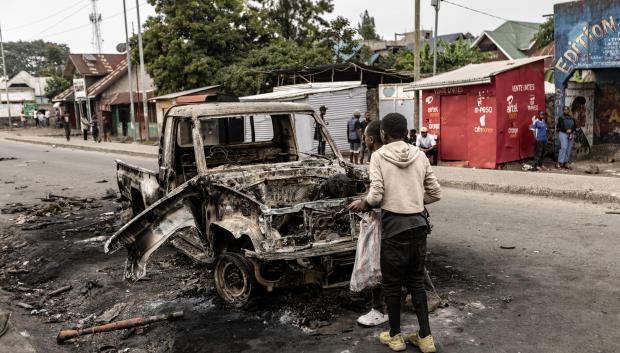 Vehículo incendiado en el Congo