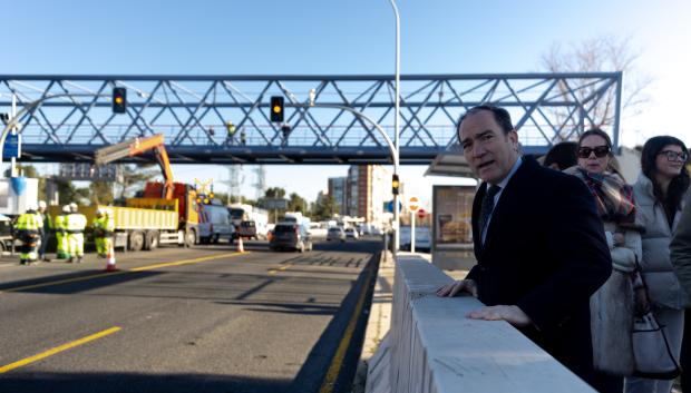 El delegado de Urbanismo, Medio Ambiente y Movilidad, Borja Carabante, visita las obras que se están ejecutando en la A-5, a 31 de enero de 2025, en Boadilla del Monte, Madrid (España). El soterramiento de la autovía A-5 a su paso por el paseo de Extremadura es un proyecto que busca transformar una de las principales arterias de acceso a la capital, promete no solo mejorar la movilidad urbana, sino también revitalizar los barrios colindantes, creando nuevos espacios verdes y reduciendo la contaminación acústica y ambiental.

Eduardo Parra / Europa Press
31 ENERO 2025;A-5;OBRAS;SOTERRAMIENTO
31/1/2025