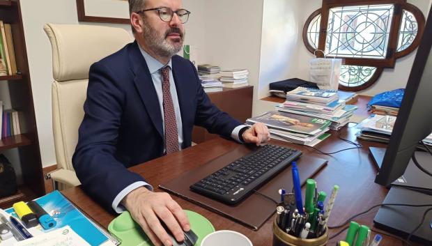 El delegado del Gobierno andaluz en Córdoba, Adolfo Molina, trabajando en su despacho
