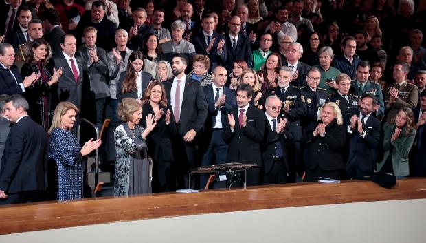 La reina emérita doña Sofía recibe la ovación de los asistentes al concierto