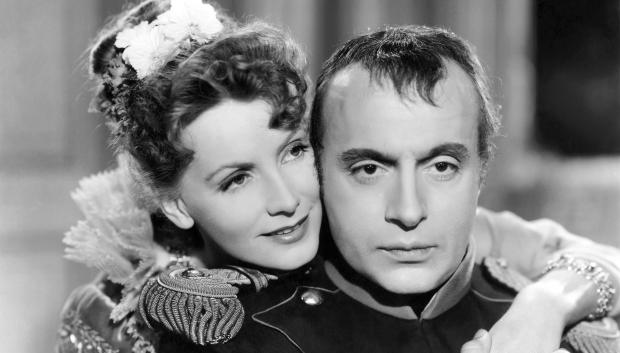 Greta Garbo y Charles Boyer en una foto publicitaria de la película en la revista Modern Screen