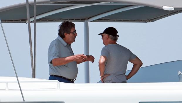 José Luis Díaz Varela con el presidente de Mango Isak Andic durante unas vacaciones en Ibiza.
28/05/2017