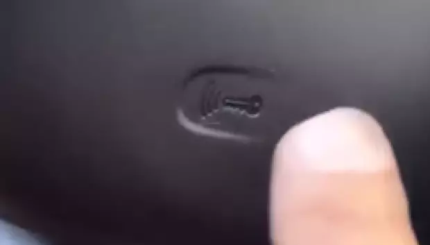 Basta con acercar la llave del coche a ese punto y pulsar el botón de arranque