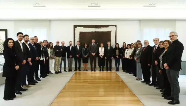 Pedro Sánchez posa con los 22 asesores científicos contratados en diciembre