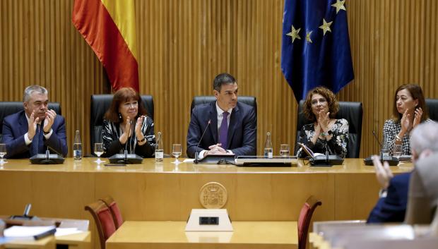 Pedro Sánchez, entre María Jesús Montero y Cristina Narbona