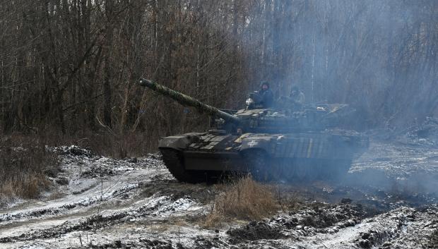 Soldados ucranianos de la 3.ª Brigada de Tanques de las Fuerzas Terrestres de Ucrania viajan a bordo de un tanque T-72 en un lugar no revelado de la región de Járkov